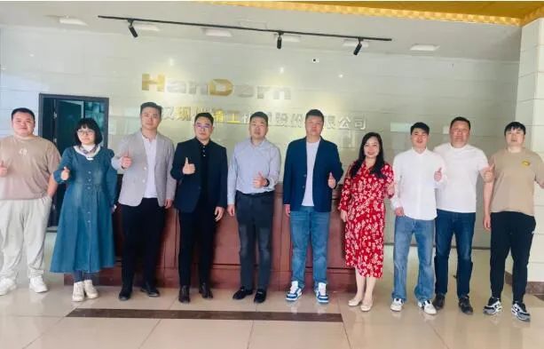 武漢現(xiàn)代精工機械股份有限公司接待東西湖區(qū)工商聯(lián)調(diào)研團，共探創(chuàng)新合作新機遇